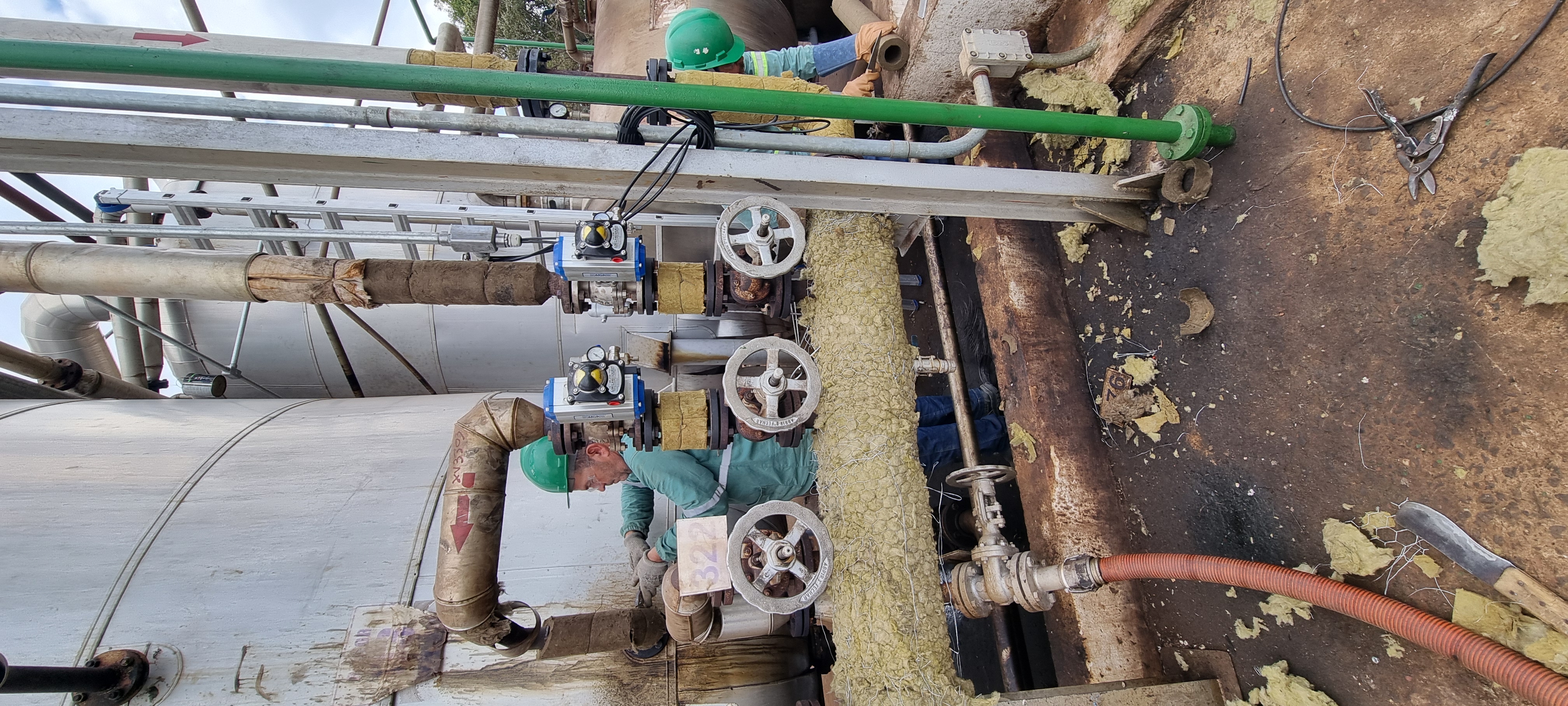 Equipe atuando em serviço de isolamento industrial