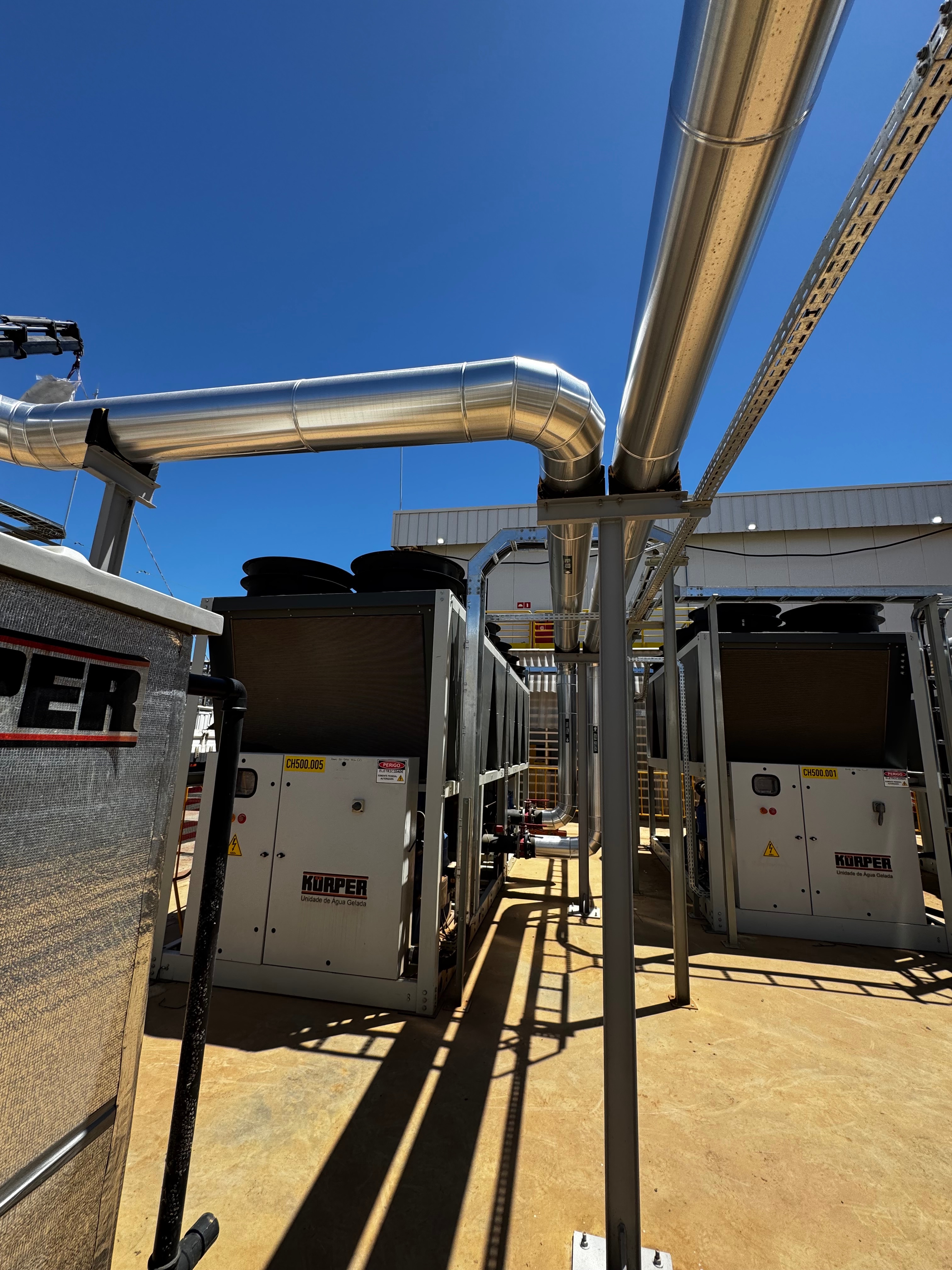 Instalação industrial com tubulações revestidas e acabamento técnico