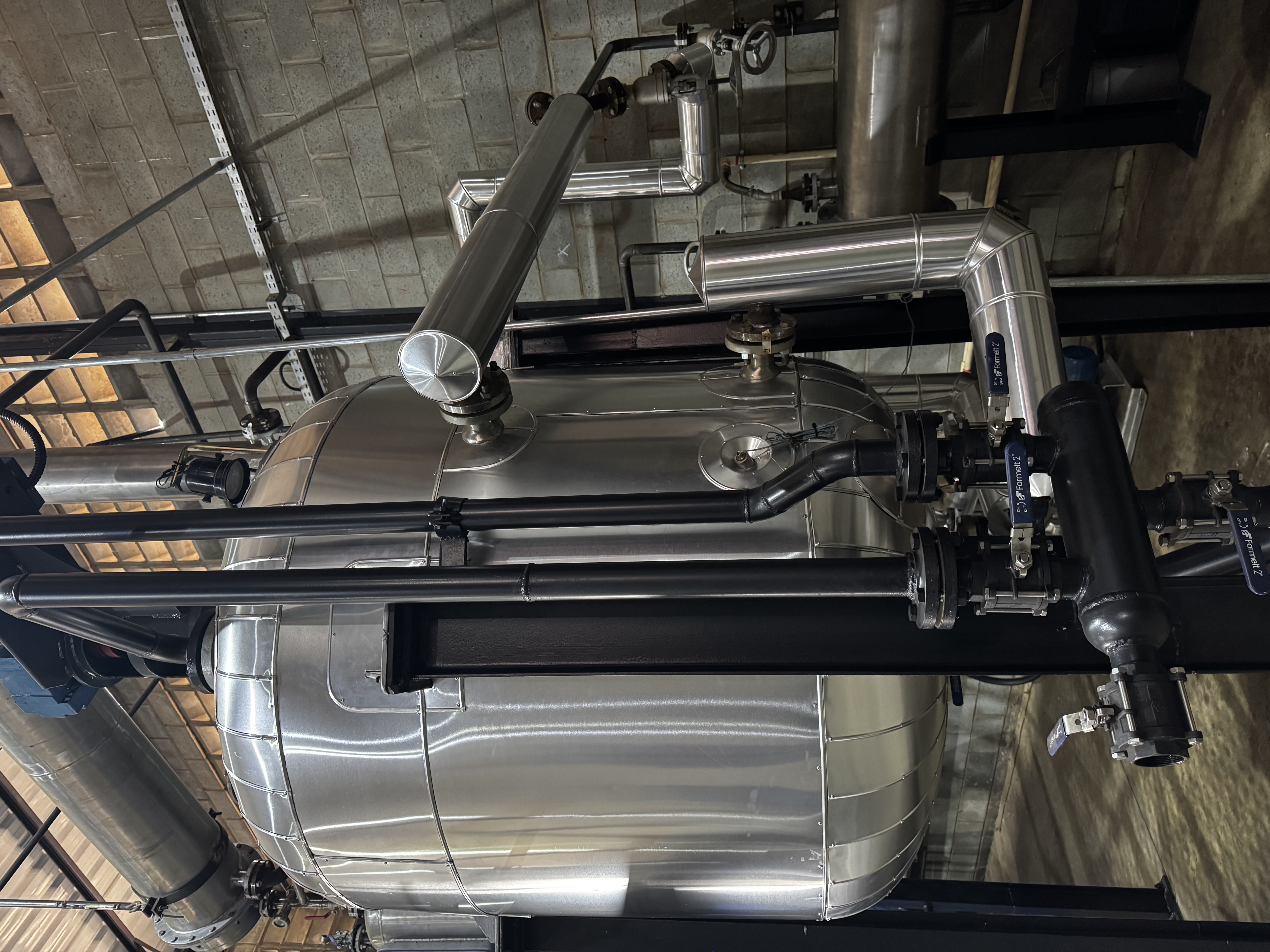 Equipamento industrial com isolamento térmico e acabamento metálico