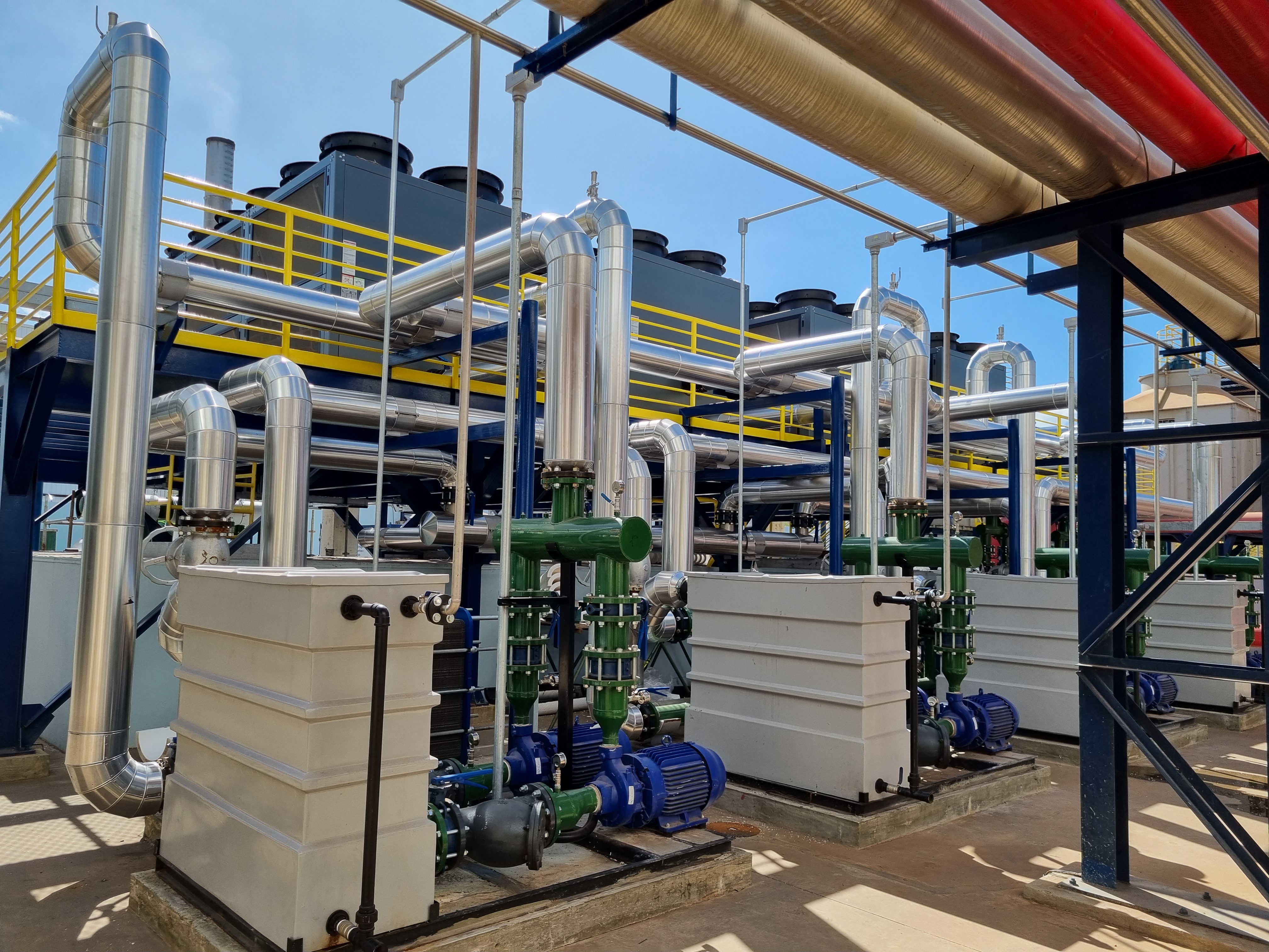 Tubulações industriais com isolamento térmico finalizado