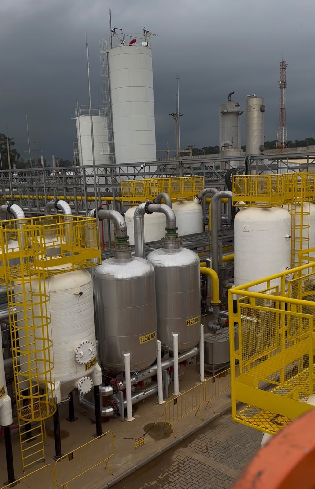 Instalação industrial com tubulações isoladas e acabamento metálico